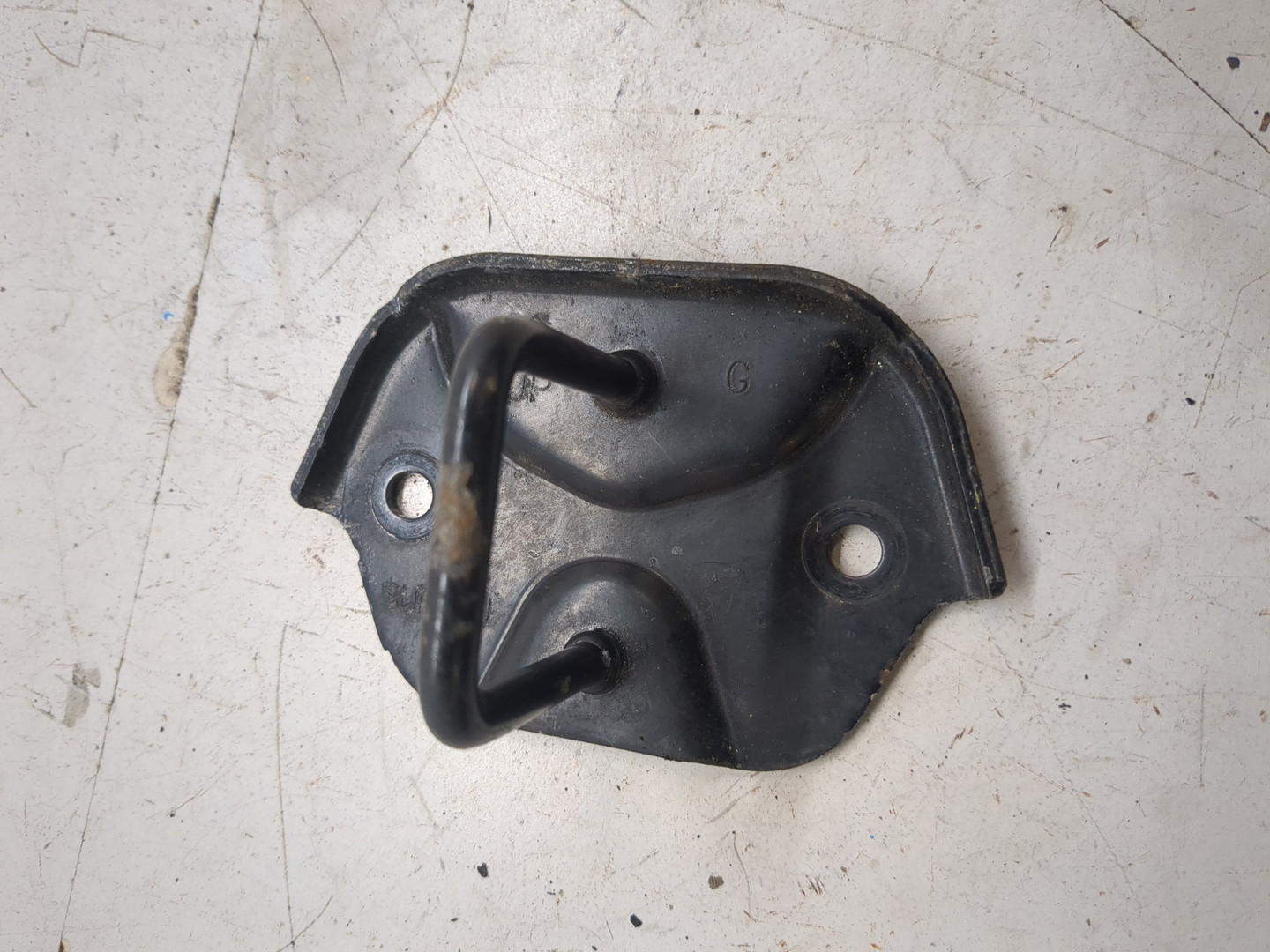 Петля капота