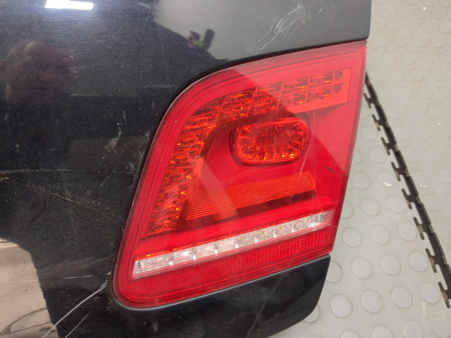 Дверь багажника