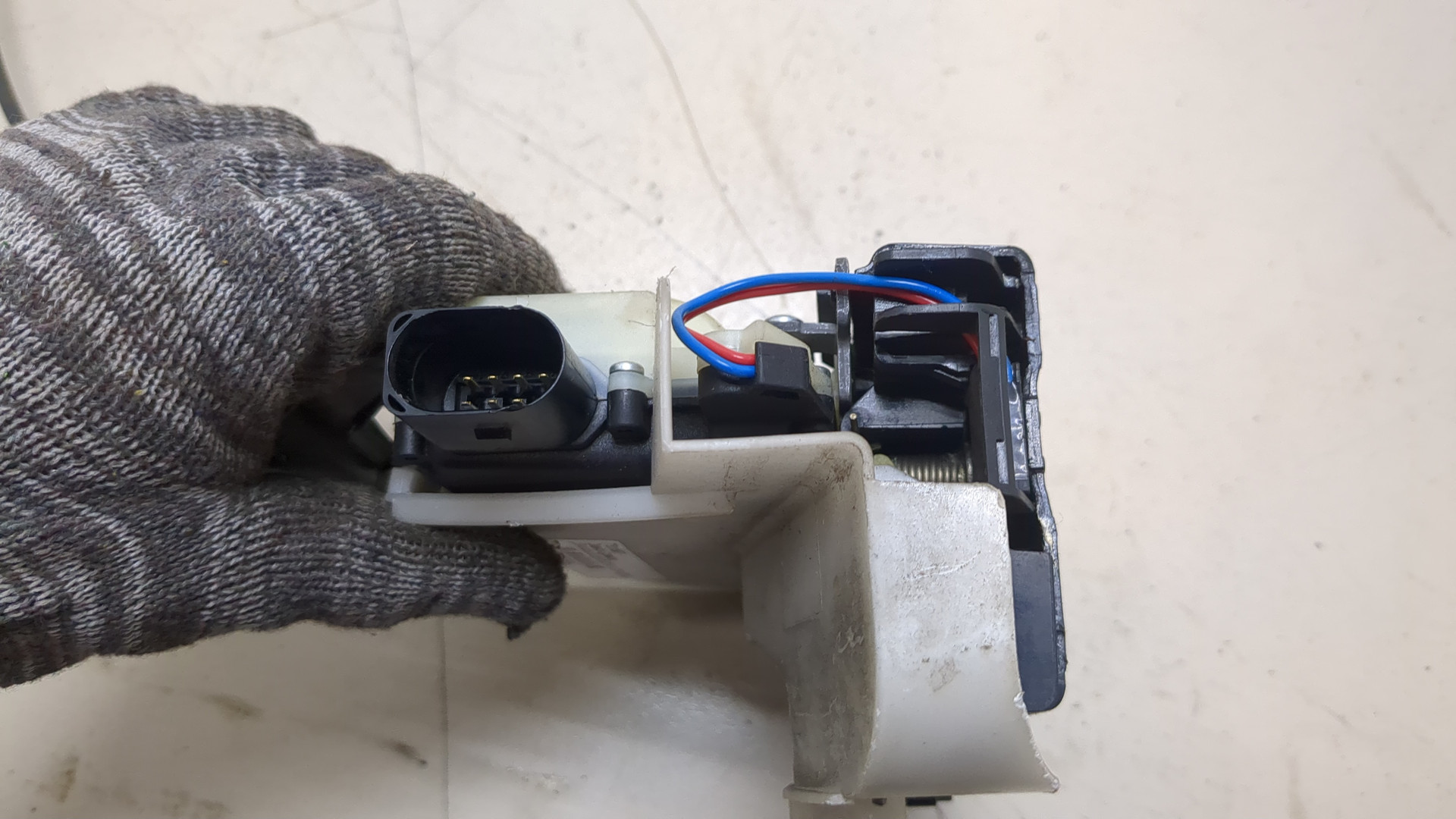 Замок двери передней правой