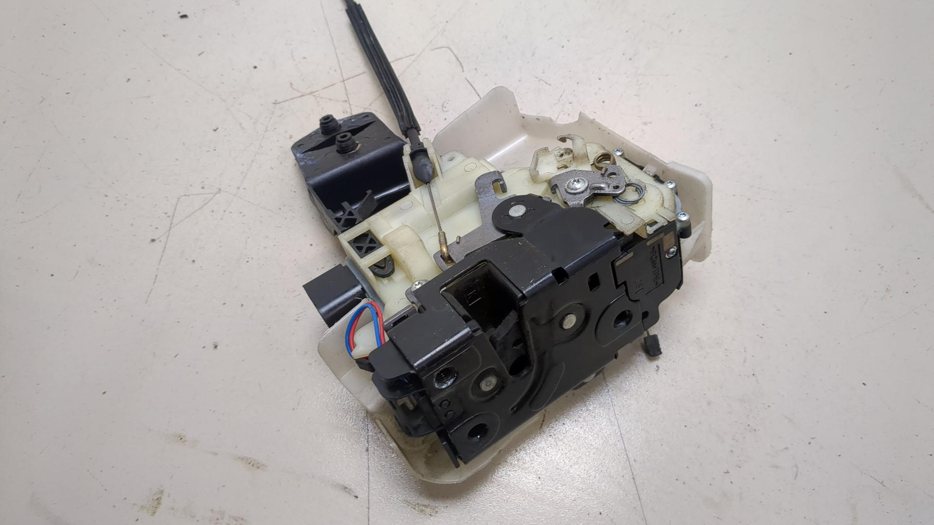 Замок двери передней правой