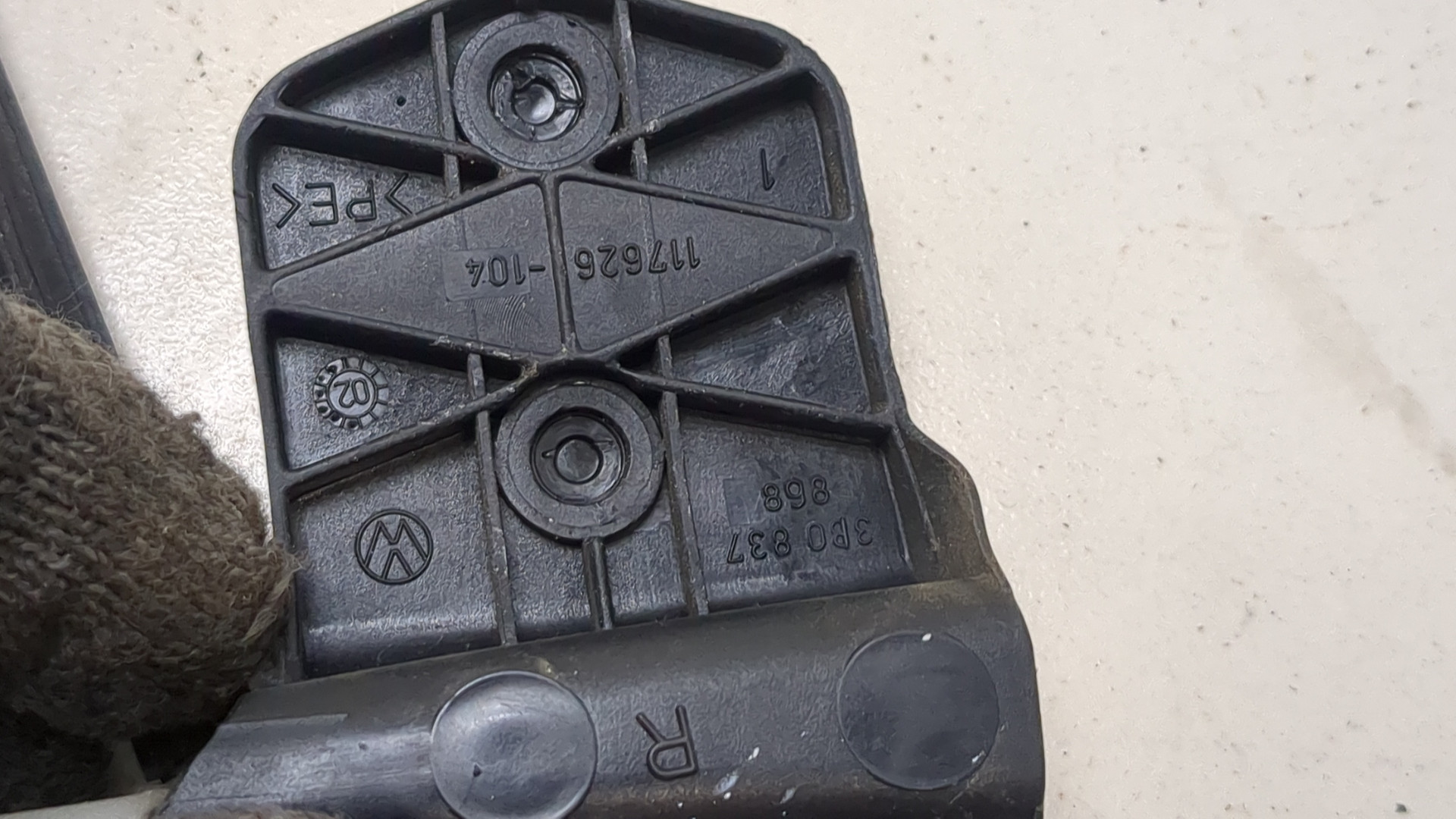 Замок двери передней правой