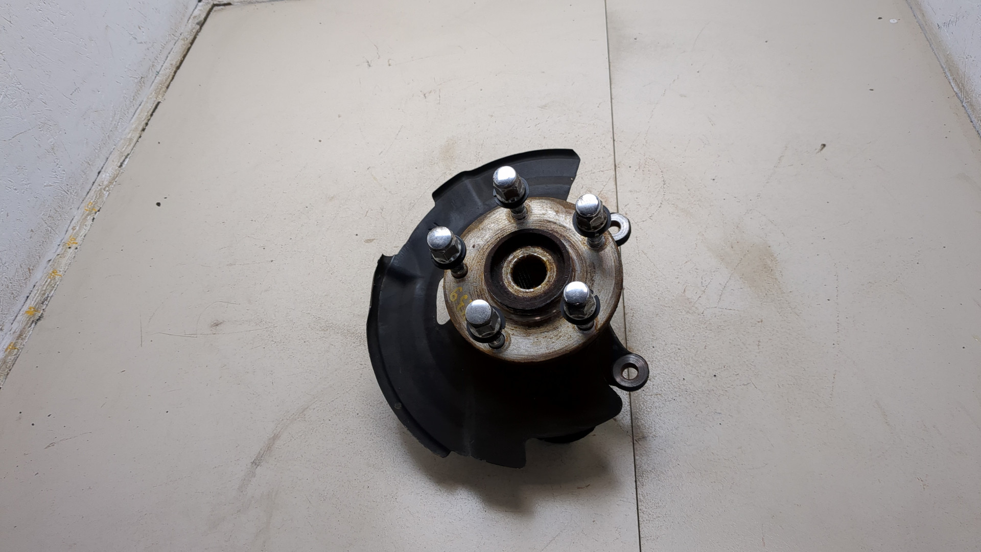 Кулак поворотный передний правый