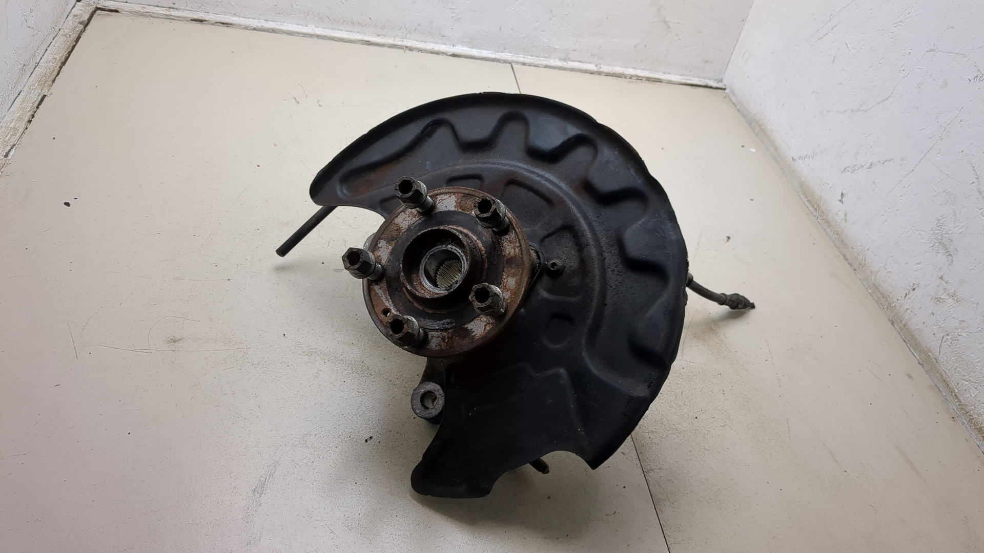 Кулак поворотный передний левый