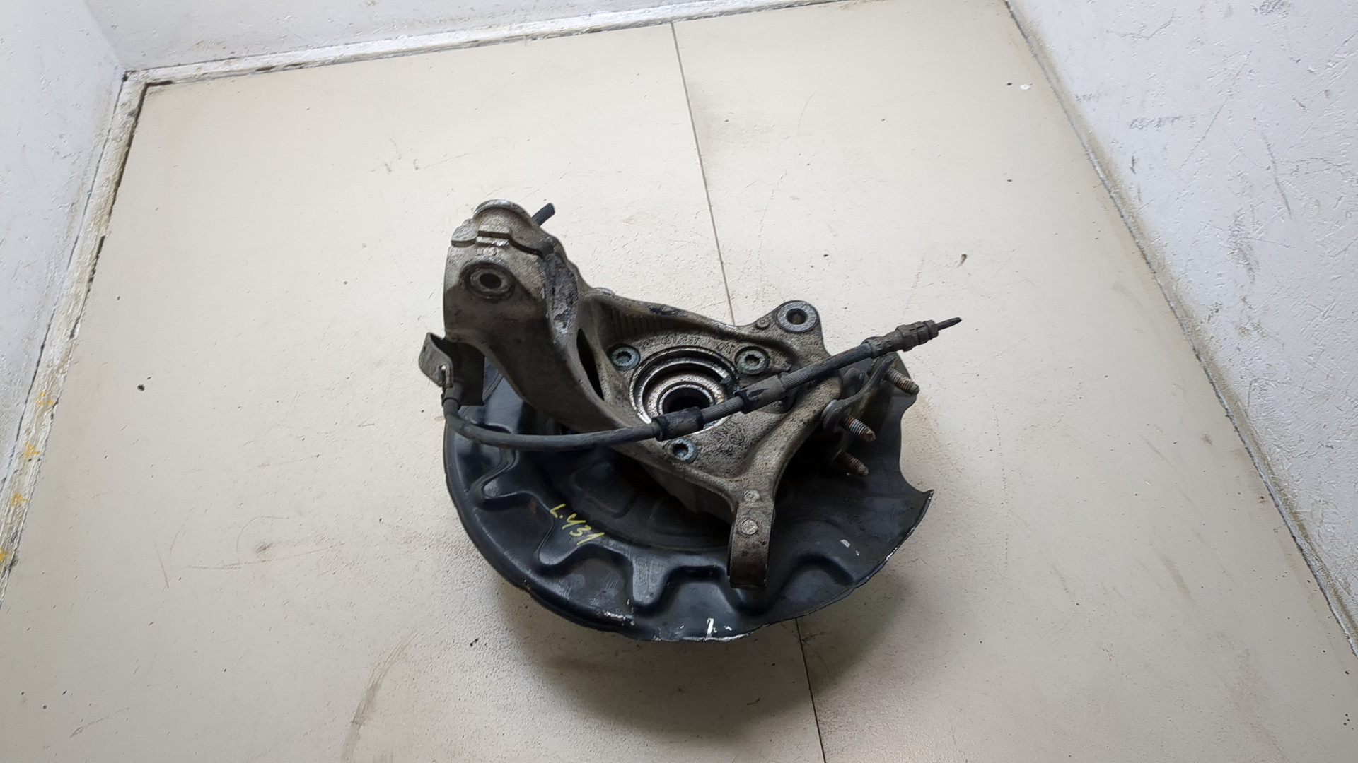 Кулак поворотный передний левый