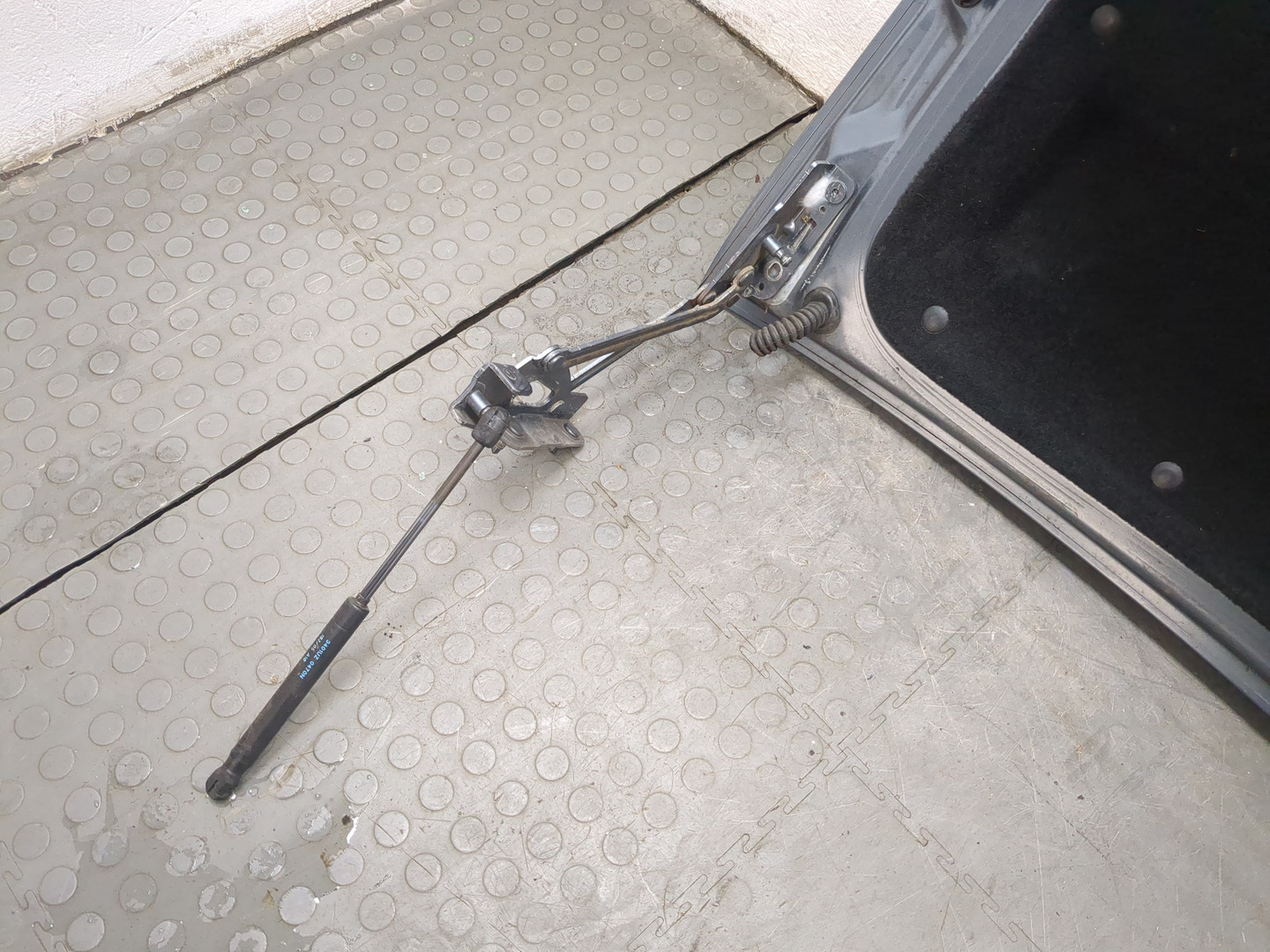 Дверь багажника