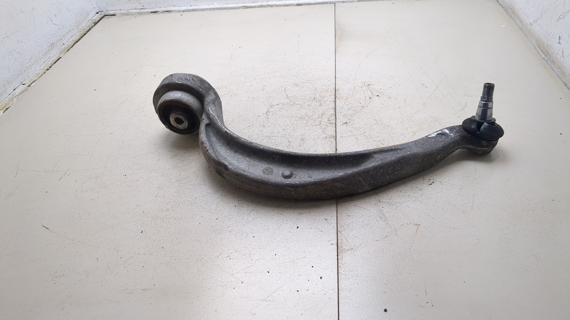 Рычаг передний правый