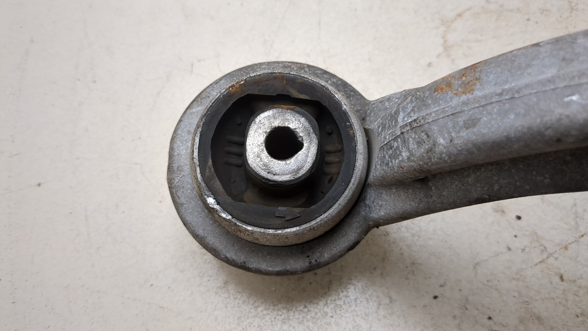 Рычаг передний правый