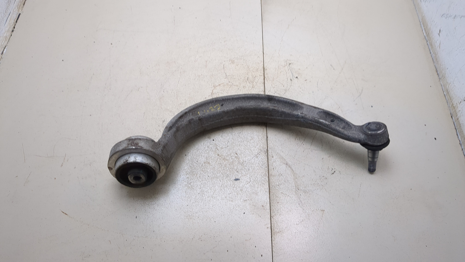 Рычаг передний правый