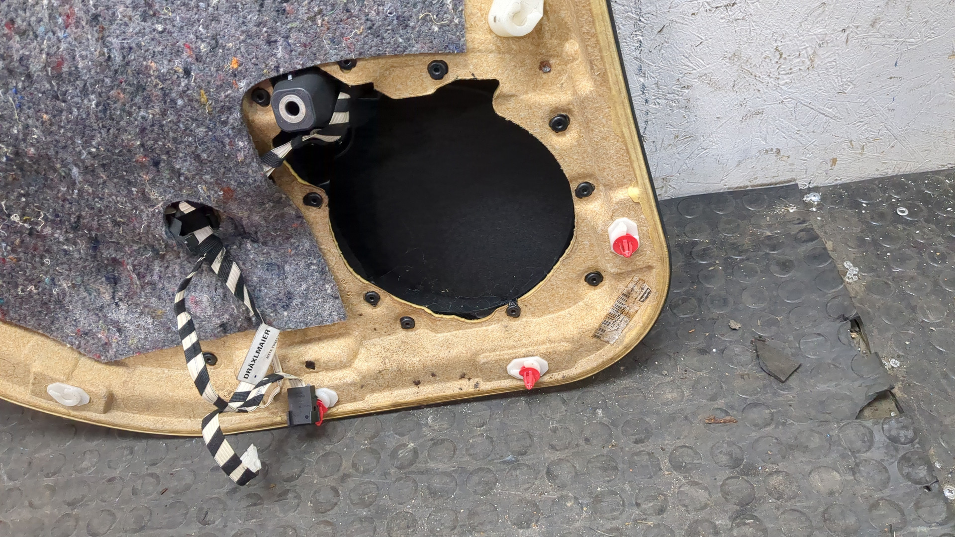 Обшивка двери задней правой