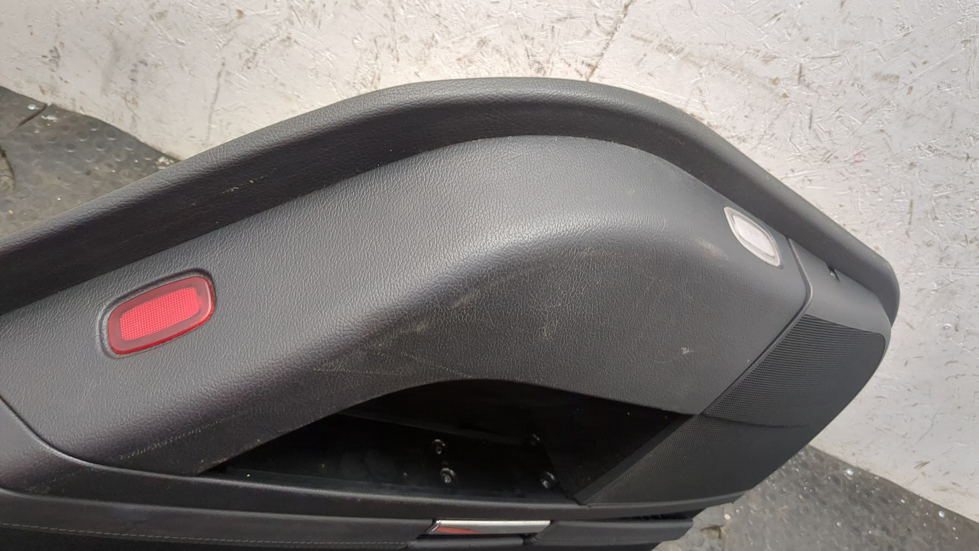 Обшивка двери задней правой