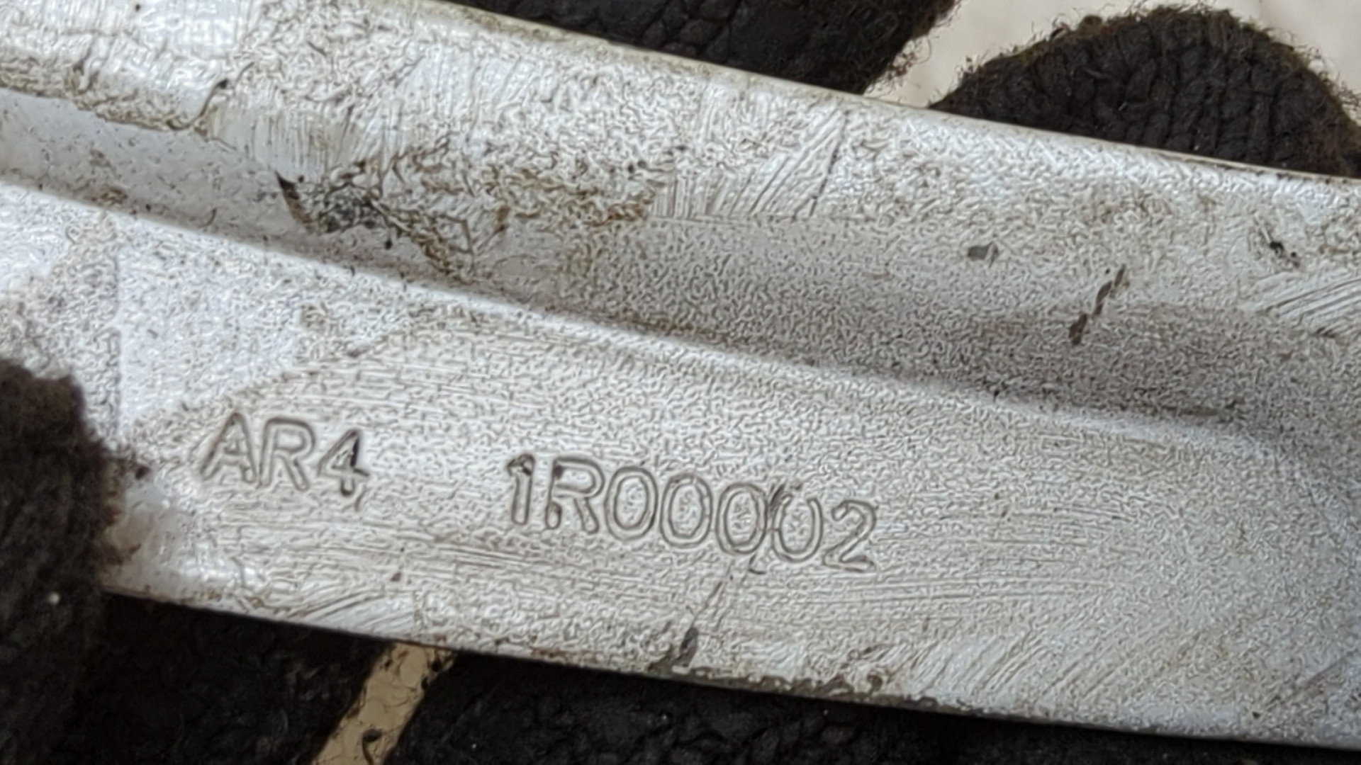 Петля капота правая