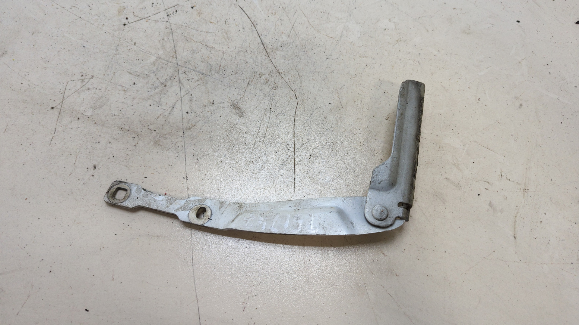 Петля капота правая