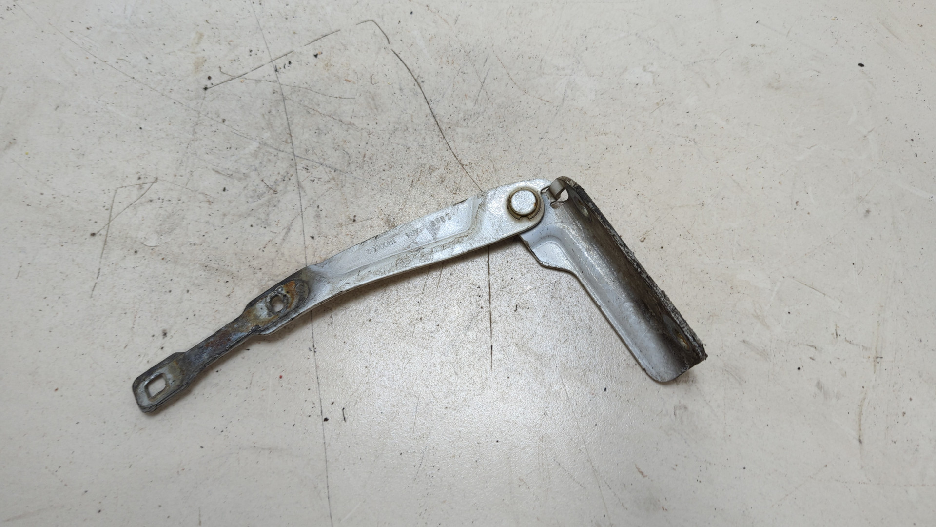 Петля капота правая