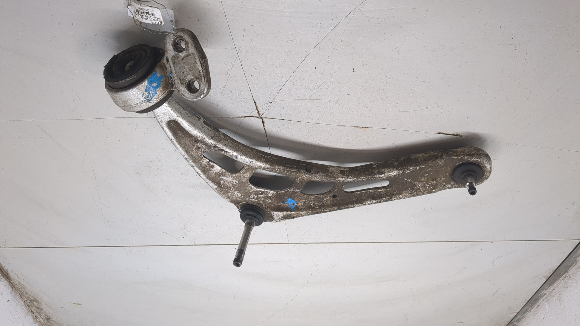 Рычаг передний левый