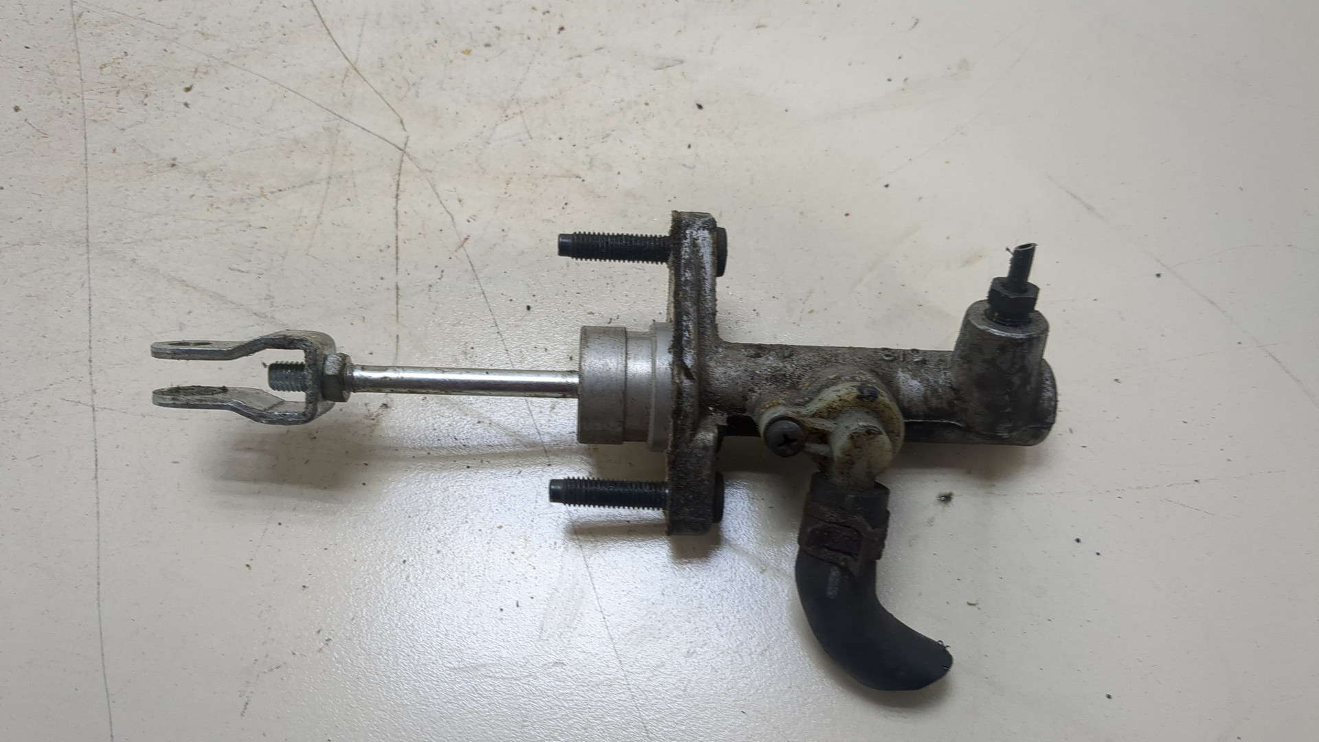 Цилиндр сцепления главный