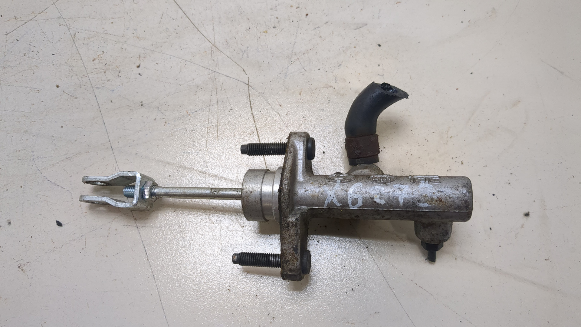 Цилиндр сцепления главный