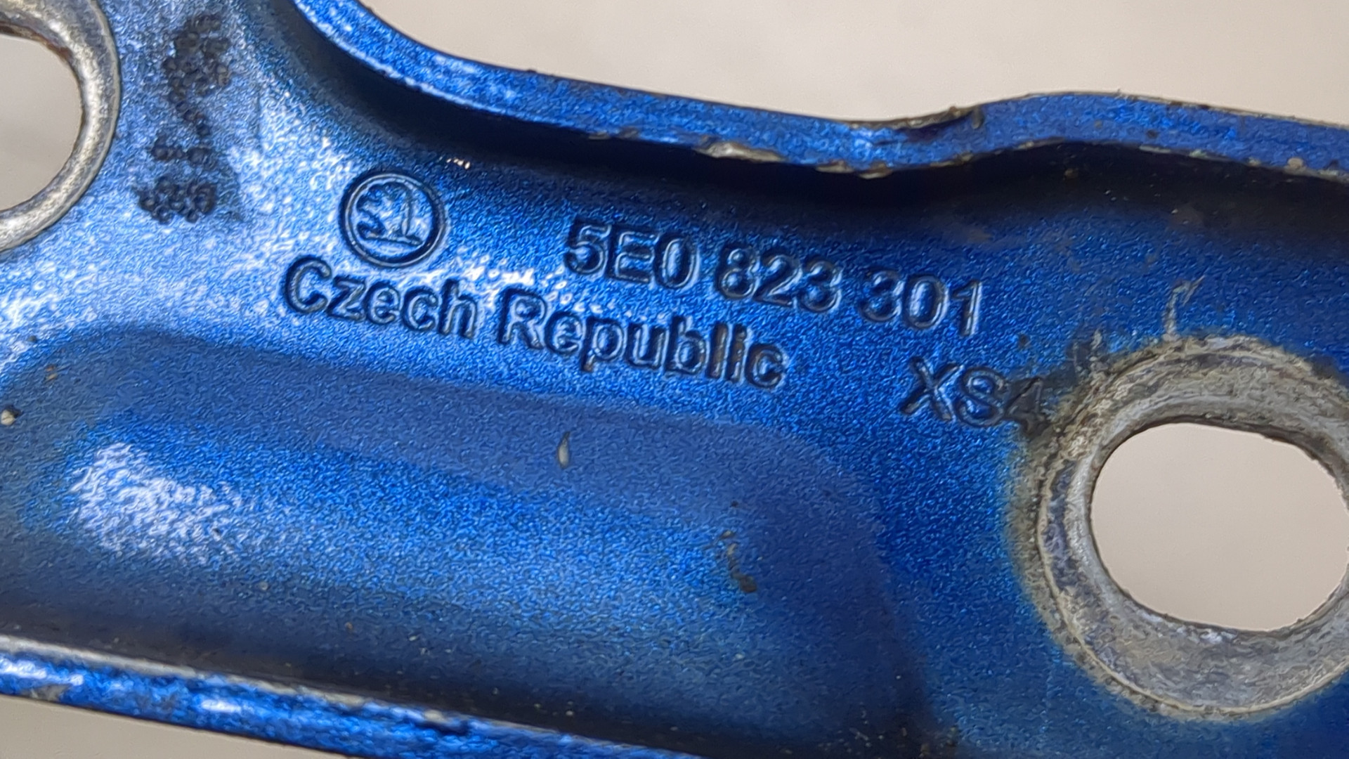 Петля капота левая