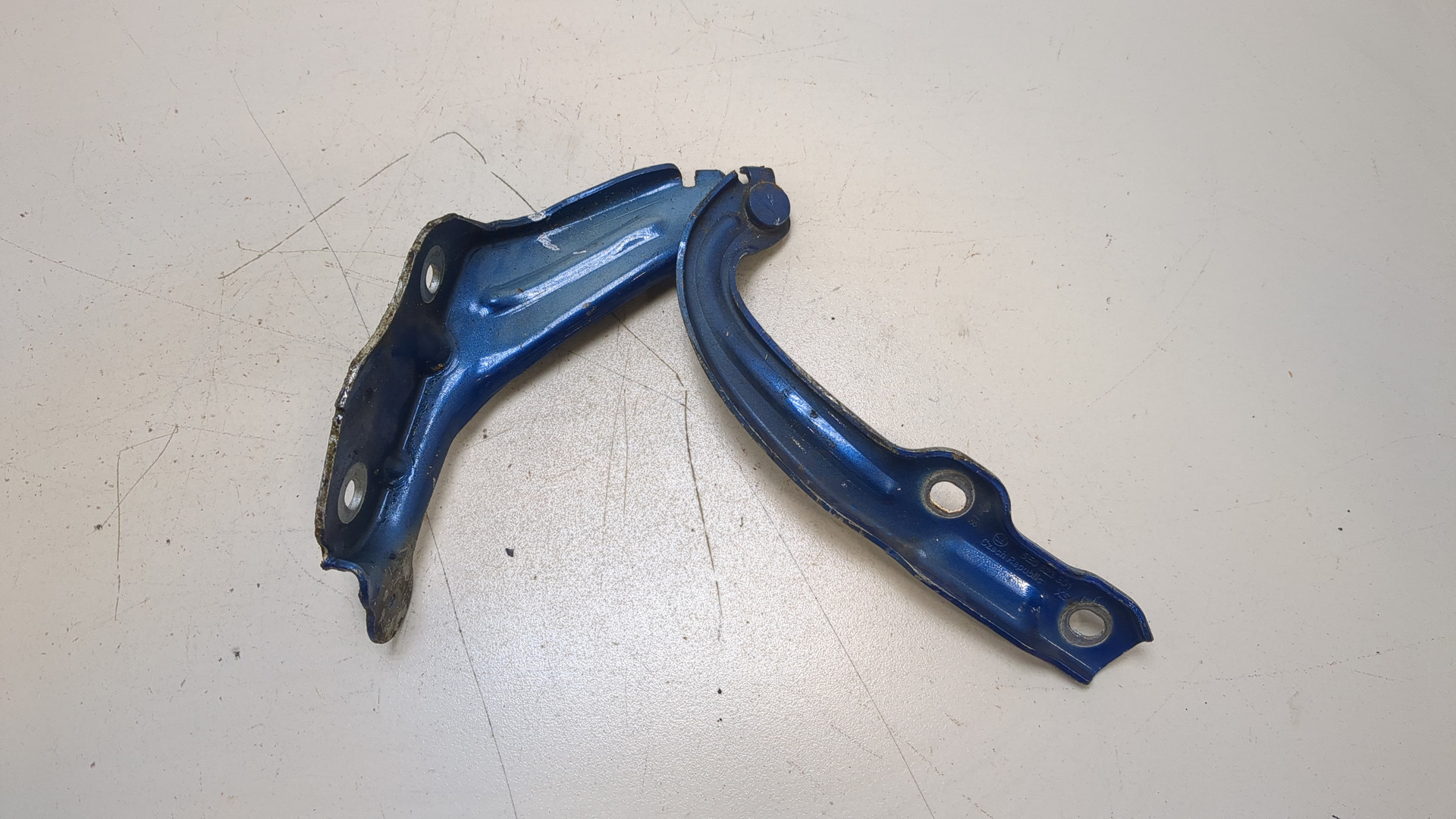 Петля капота левая