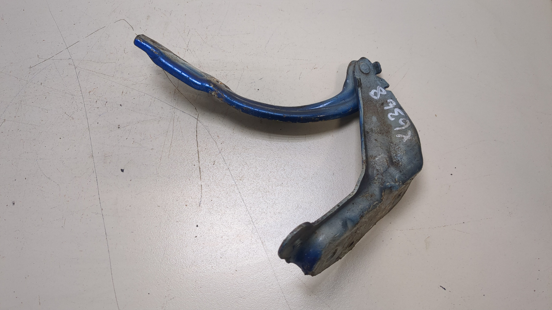 Петля капота левая