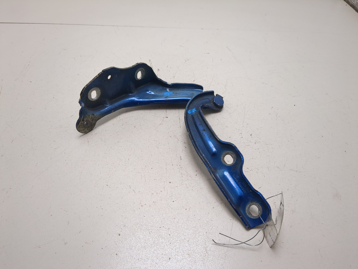 Петля капота левая