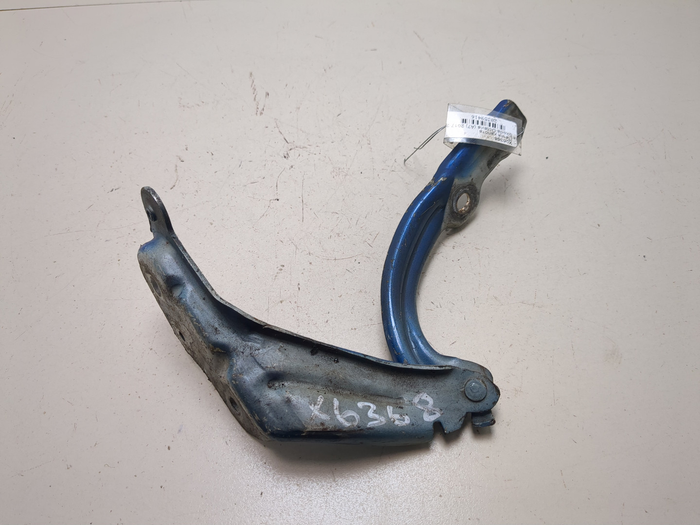 Петля капота левая