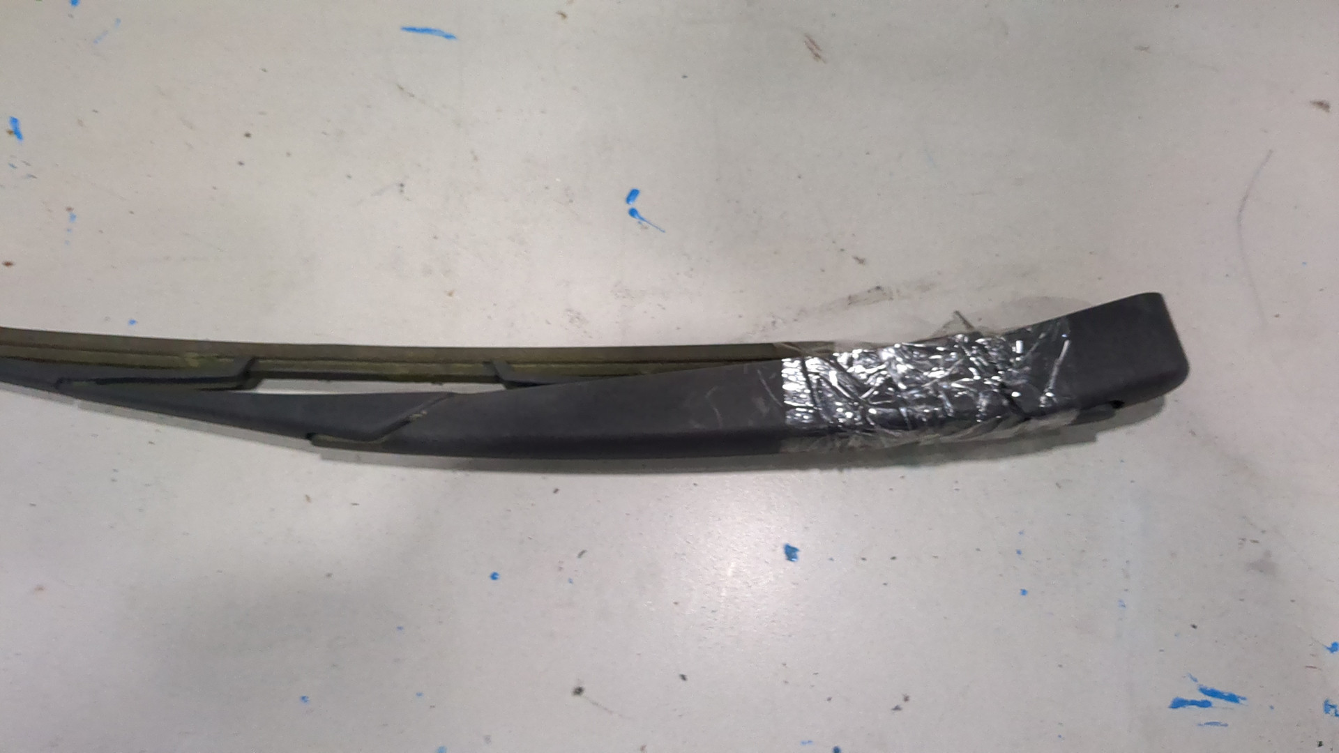 Поводок стеклоочистителя заднего