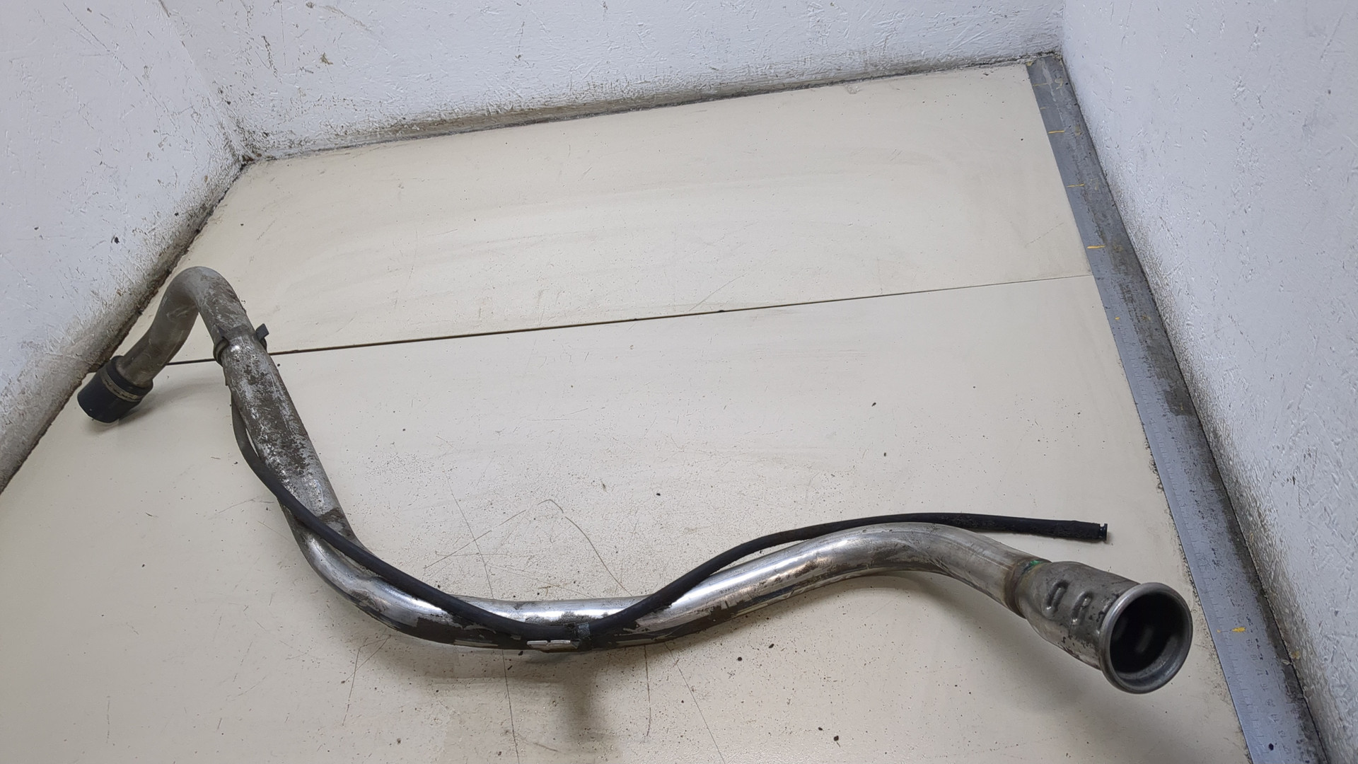 Горловина топливного бака