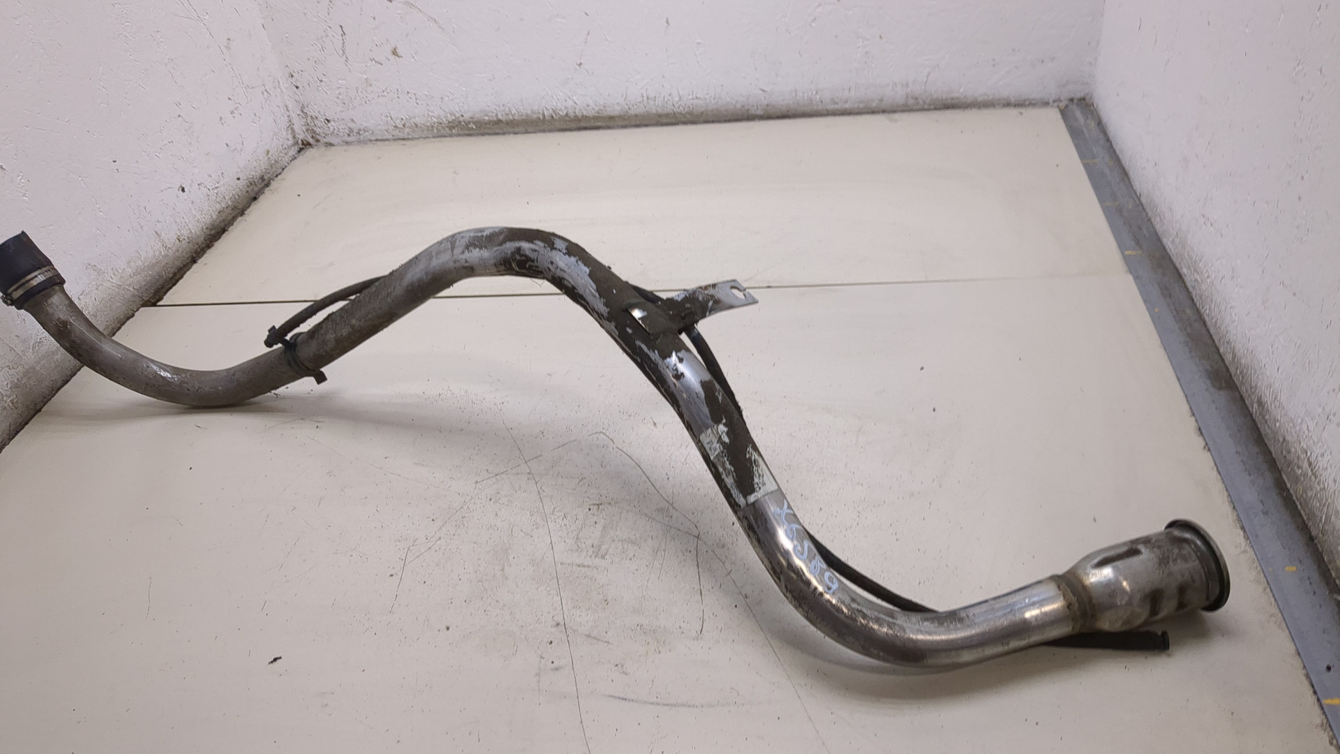 Горловина топливного бака