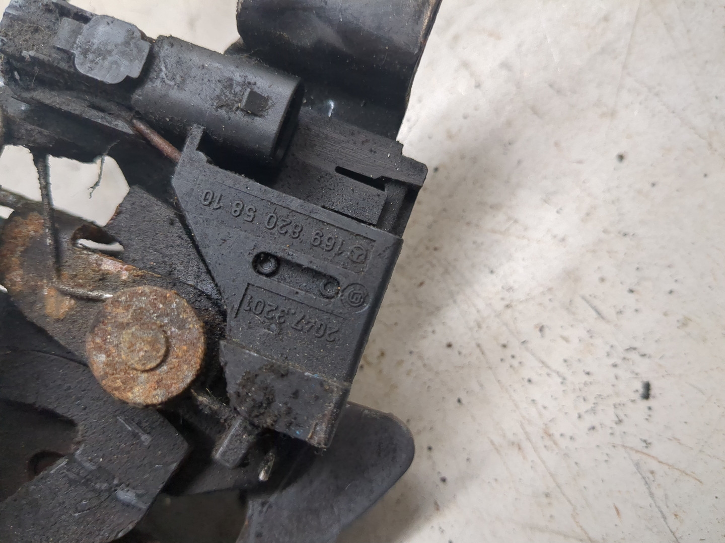 Замок капота