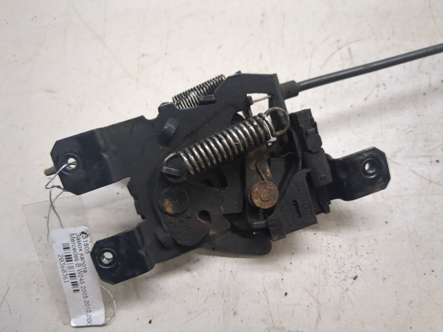 Замок капота