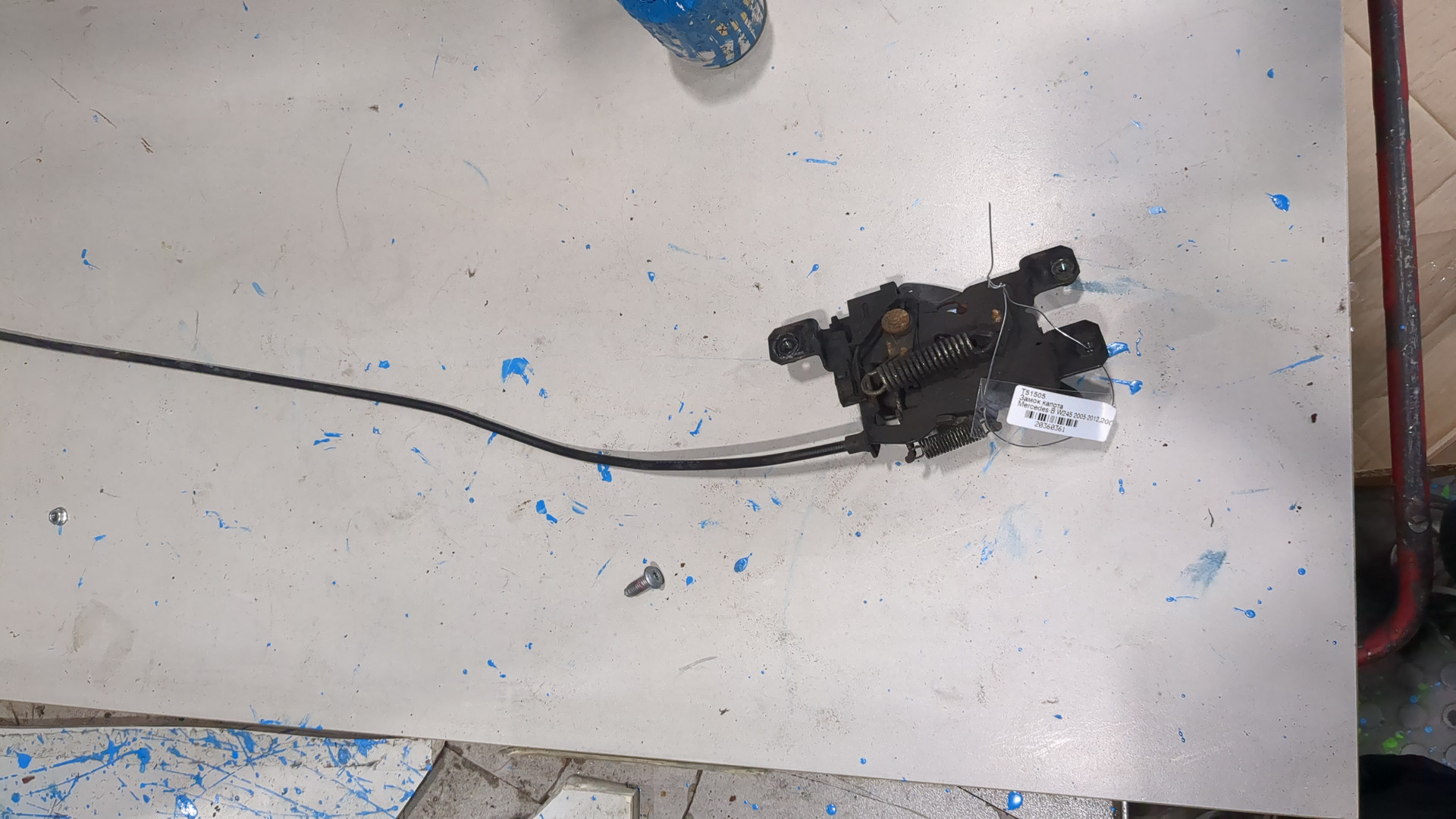 Замок капота