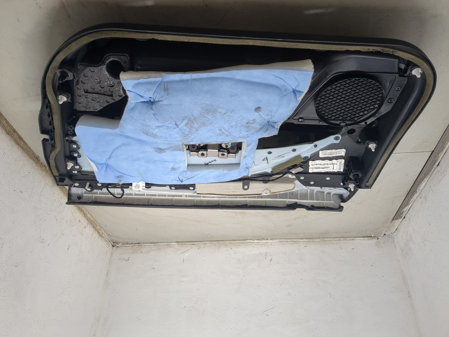 Обшивка двери передней левой