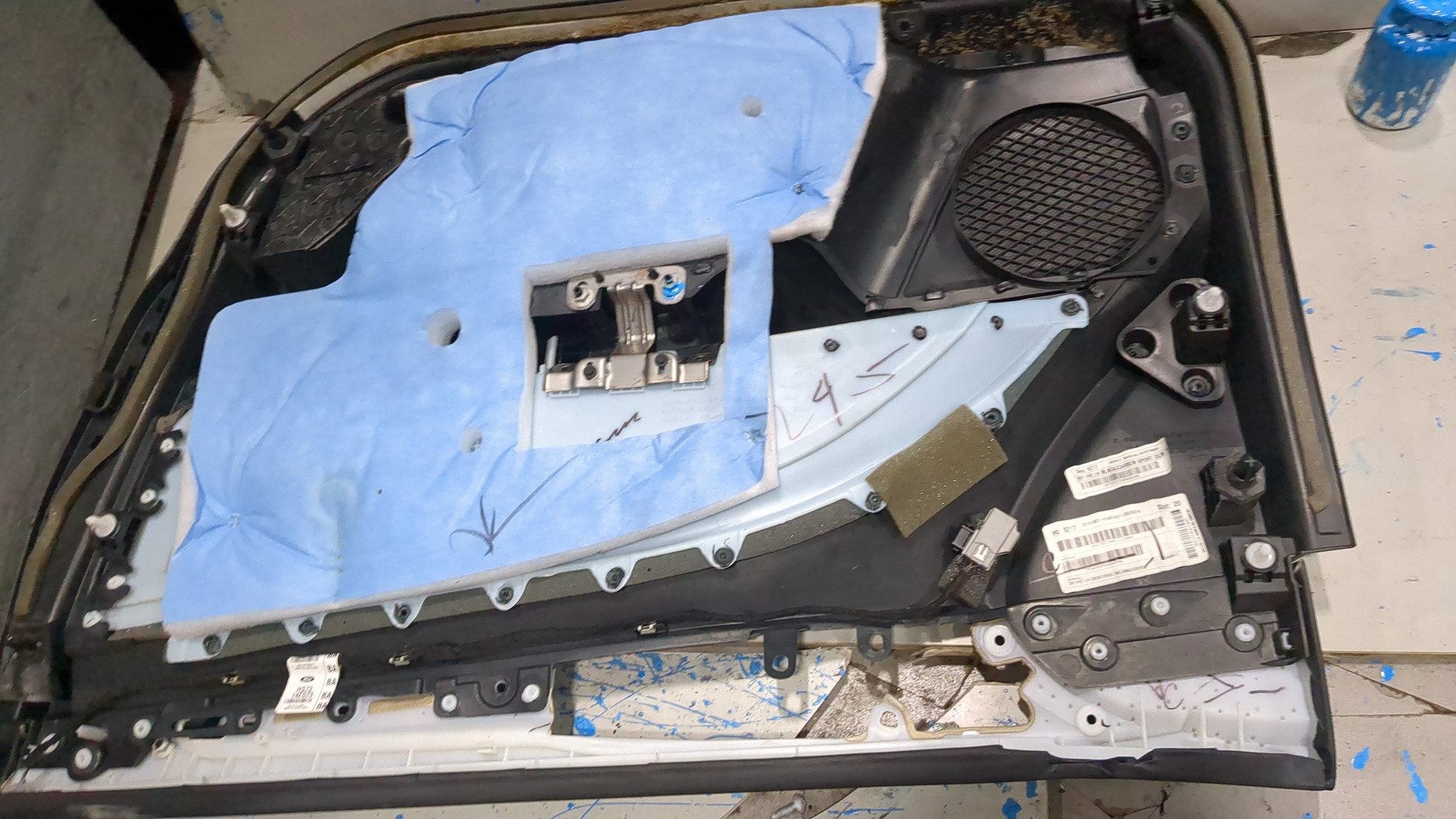 Обшивка двери передней левой