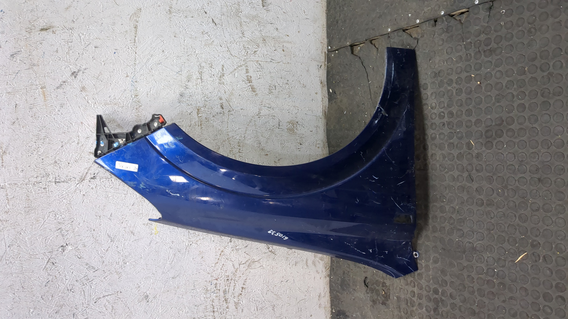 Крыло переднее правое