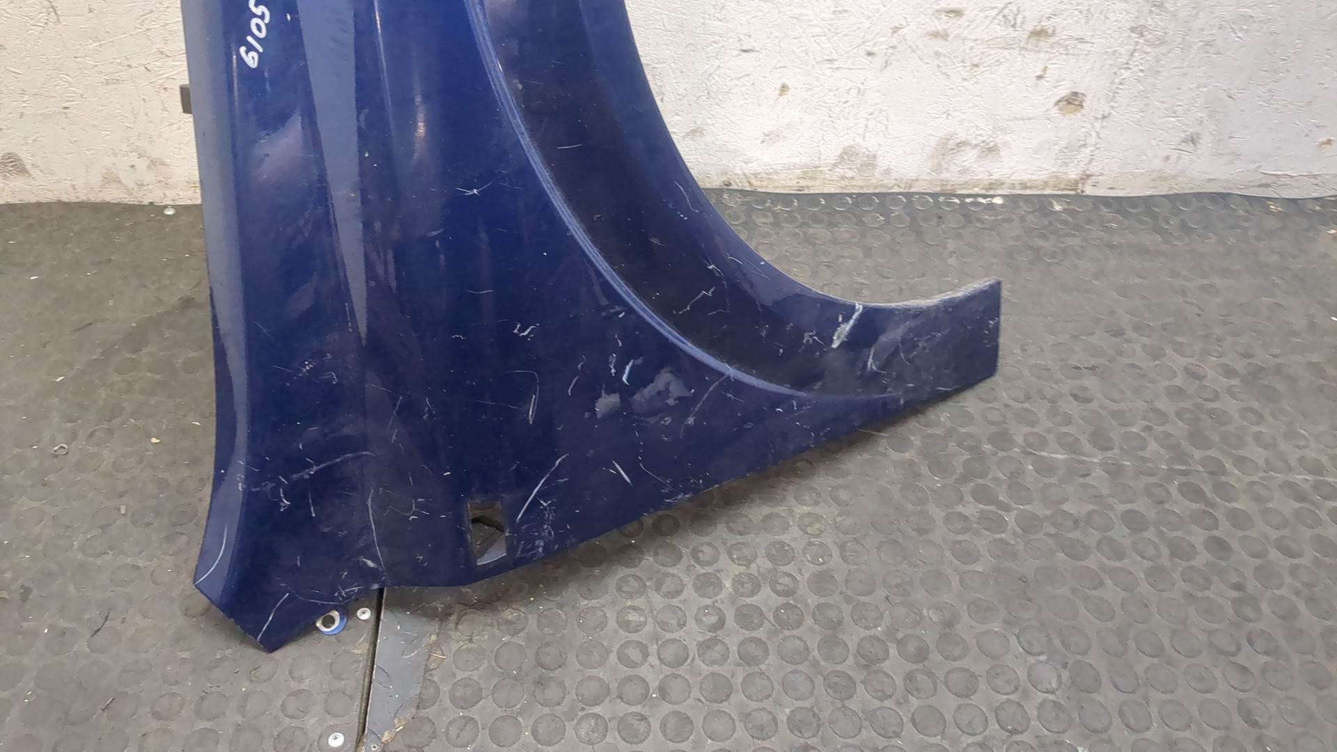 Крыло переднее правое