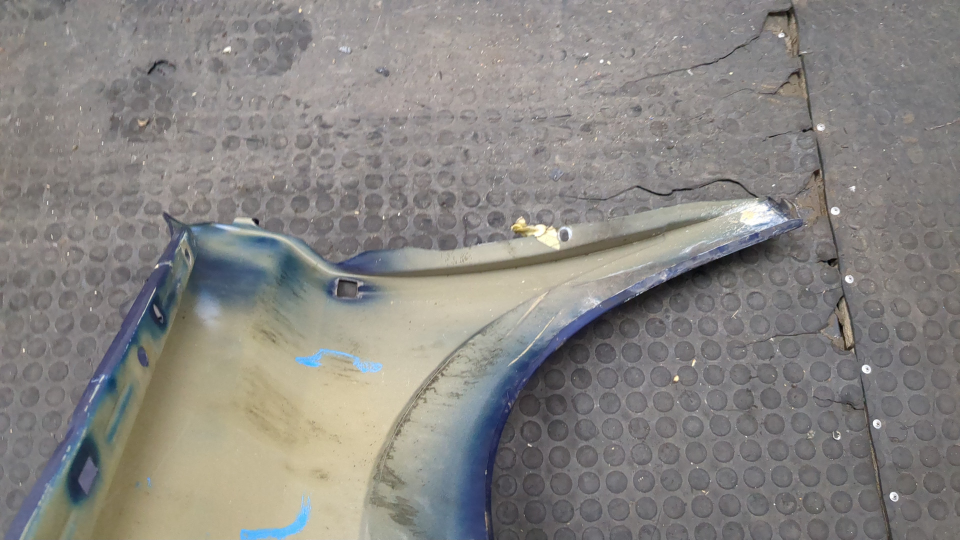 Крыло переднее правое