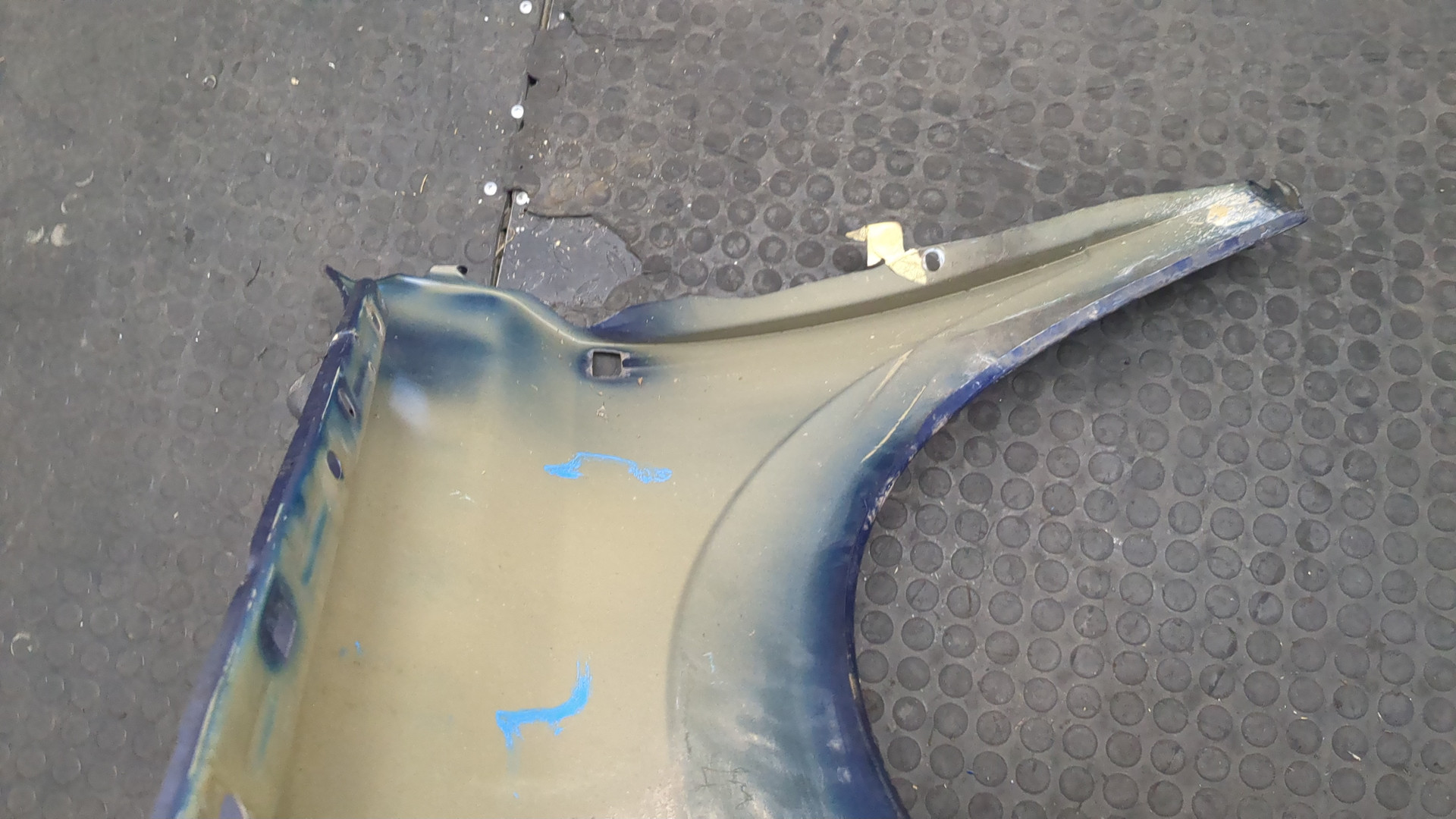 Крыло переднее правое