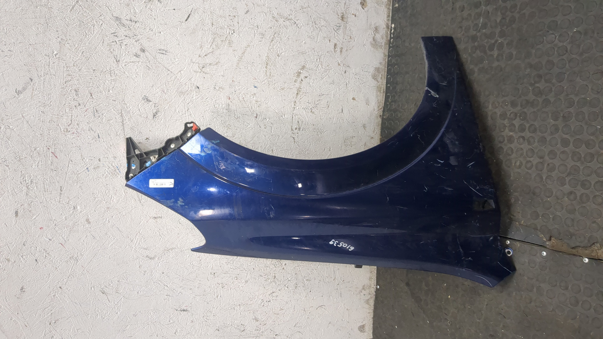 Крыло переднее правое