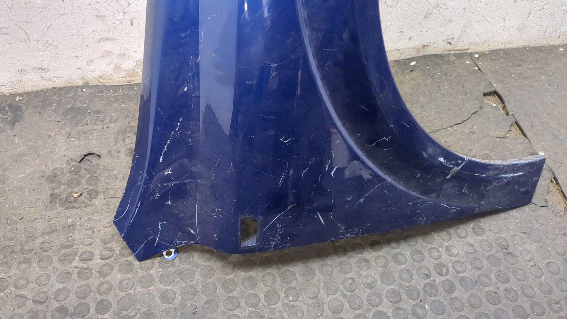 Крыло переднее правое