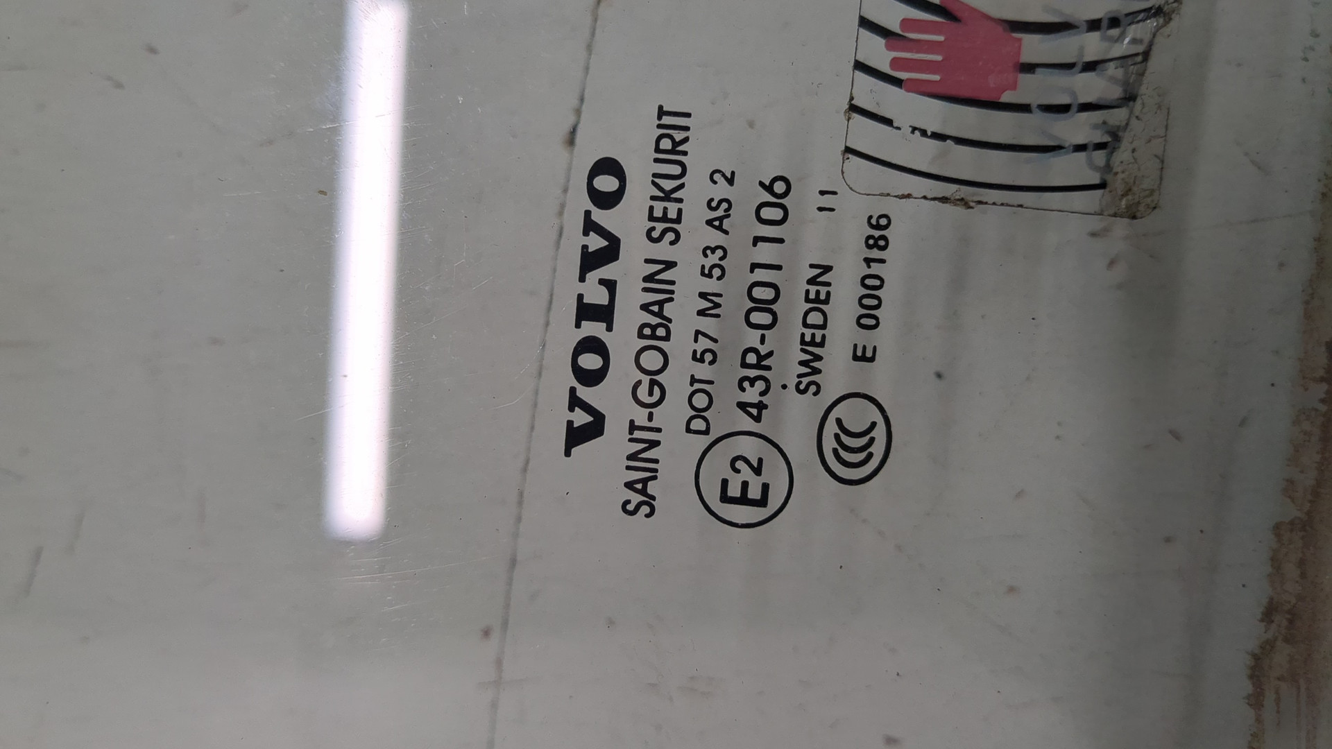 Стекло двери передней правой