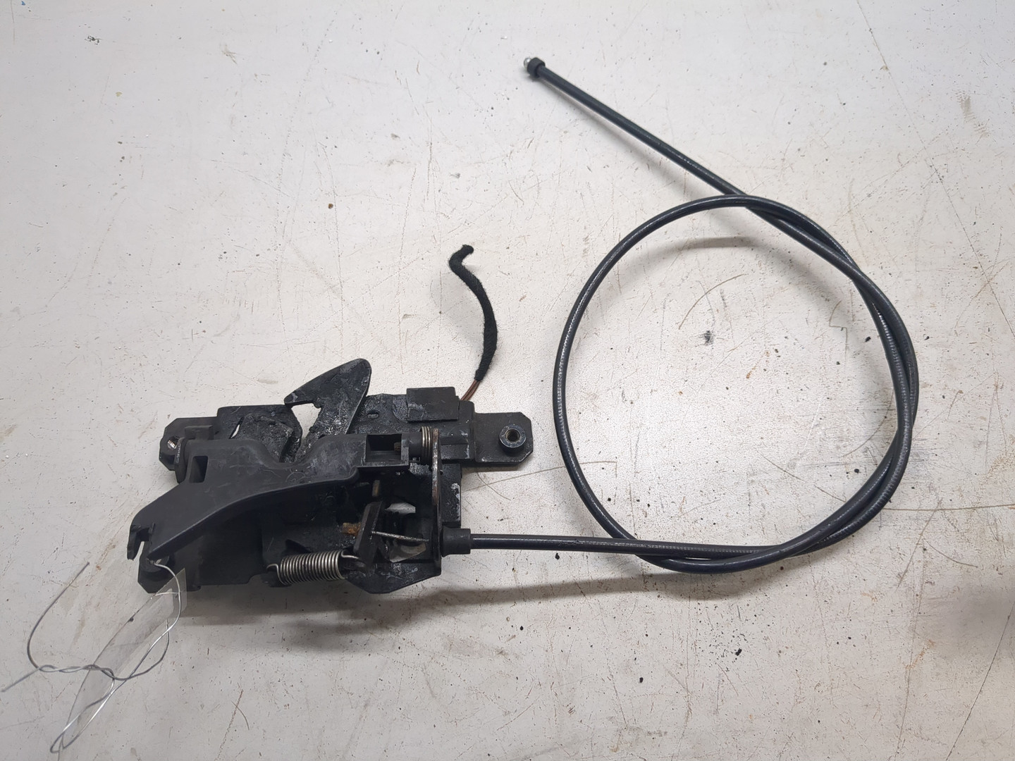 Замок капота