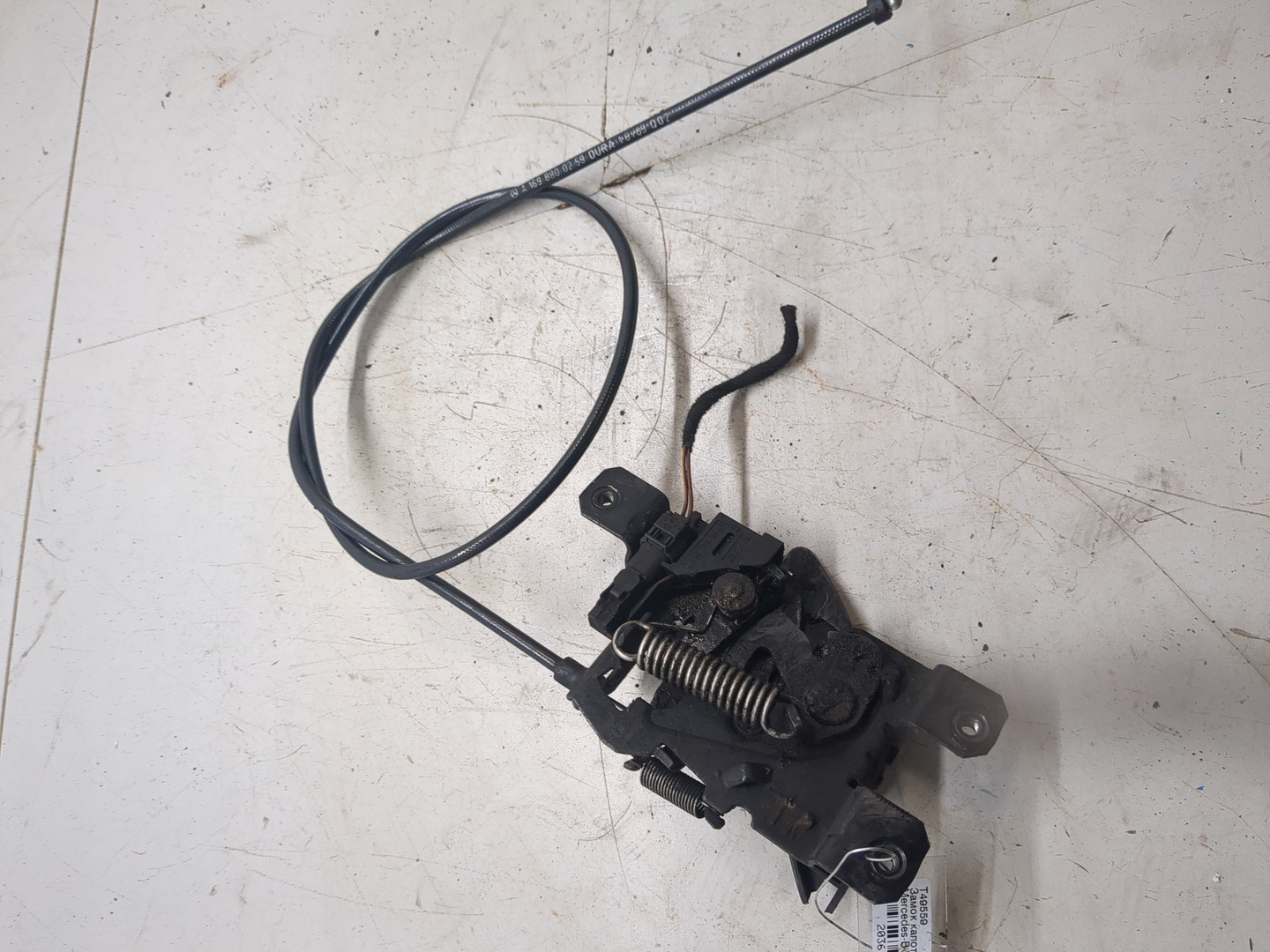 Замок капота