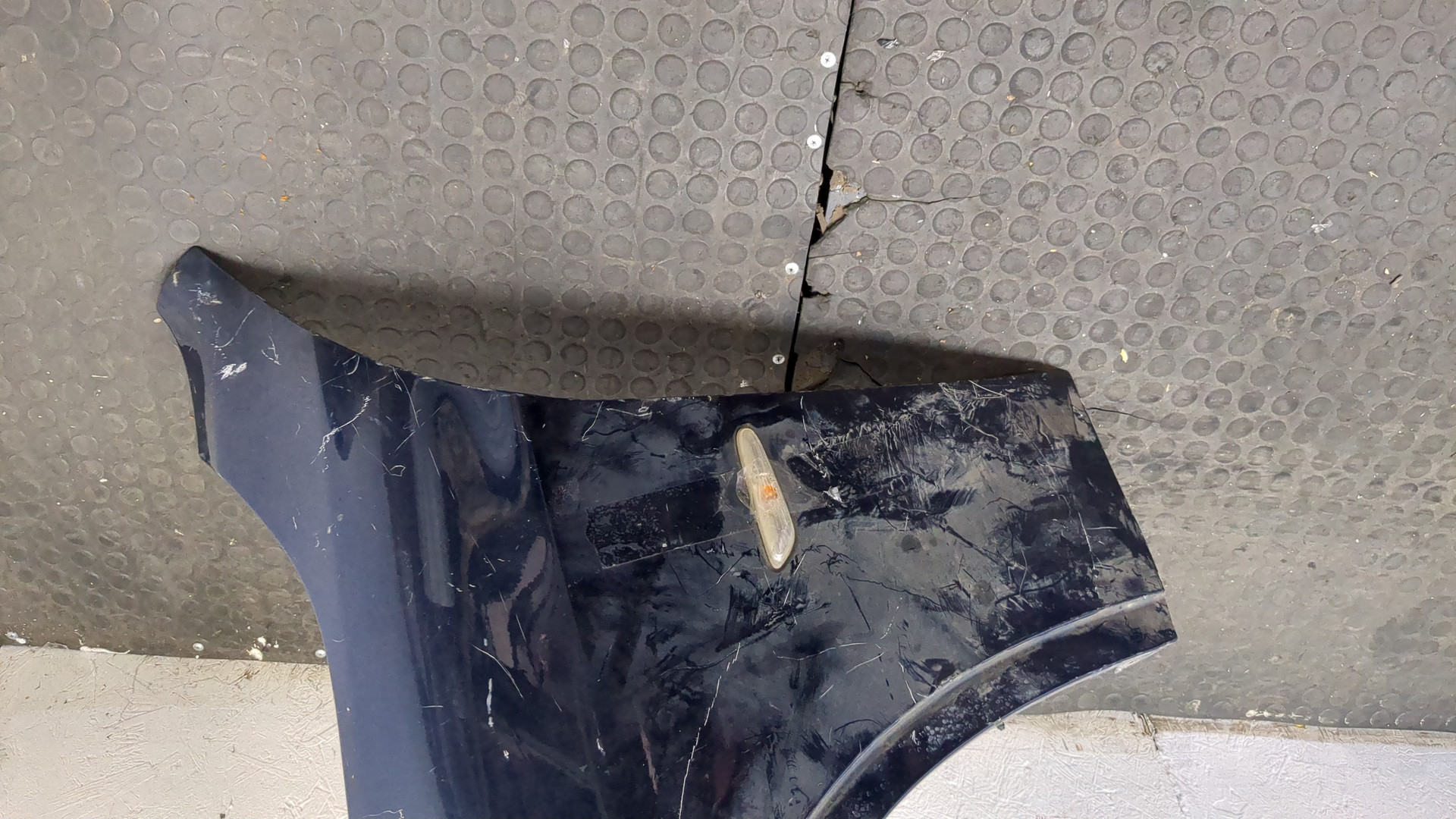 Крыло переднее левое