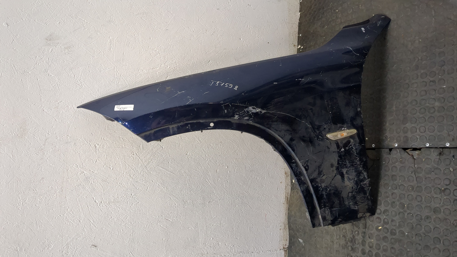 Крыло переднее левое