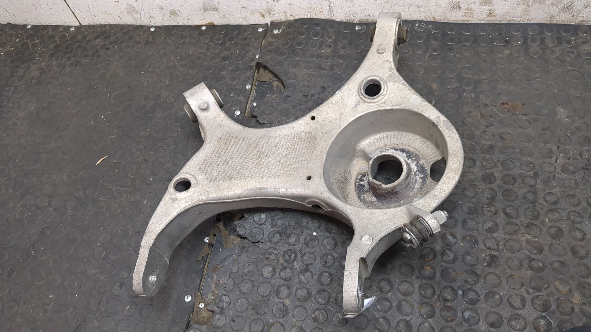 Рычаг задний левый