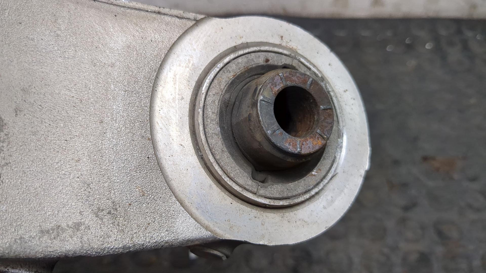 Рычаг задний левый