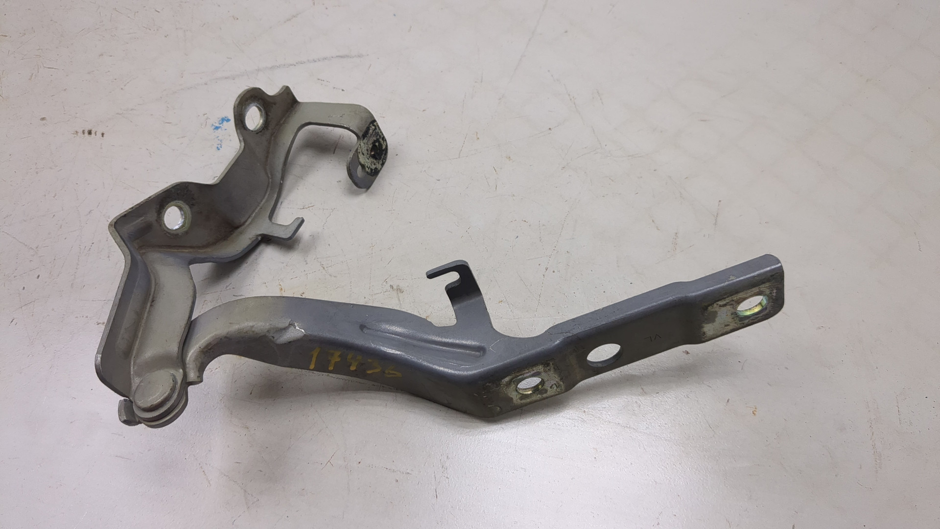 Петля капота левая