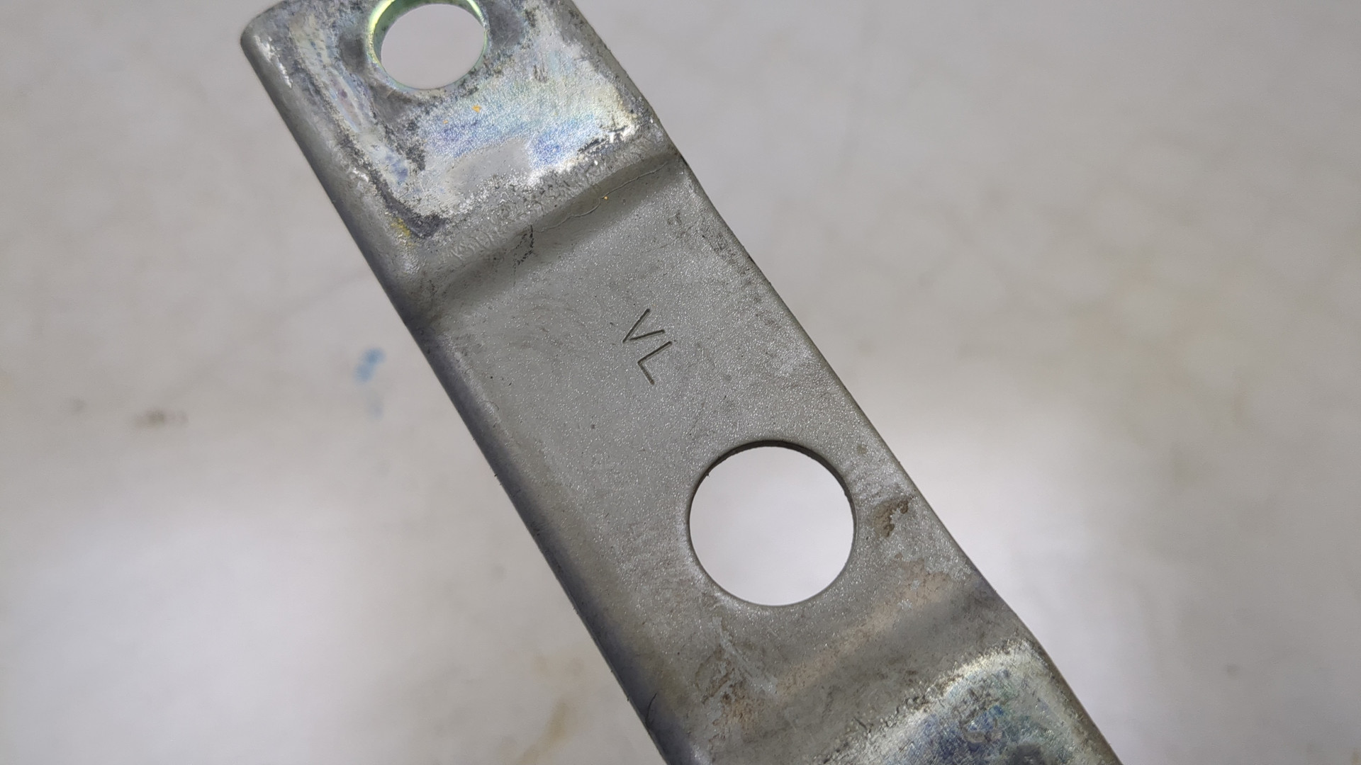 Петля капота левая