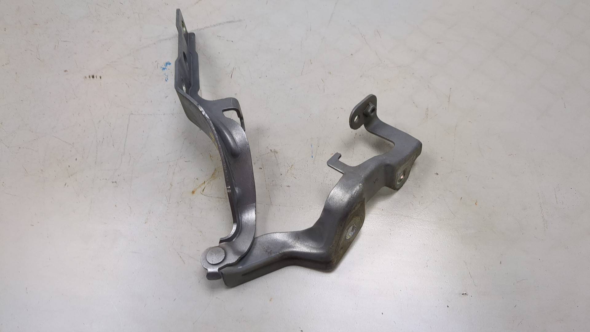 Петля капота левая