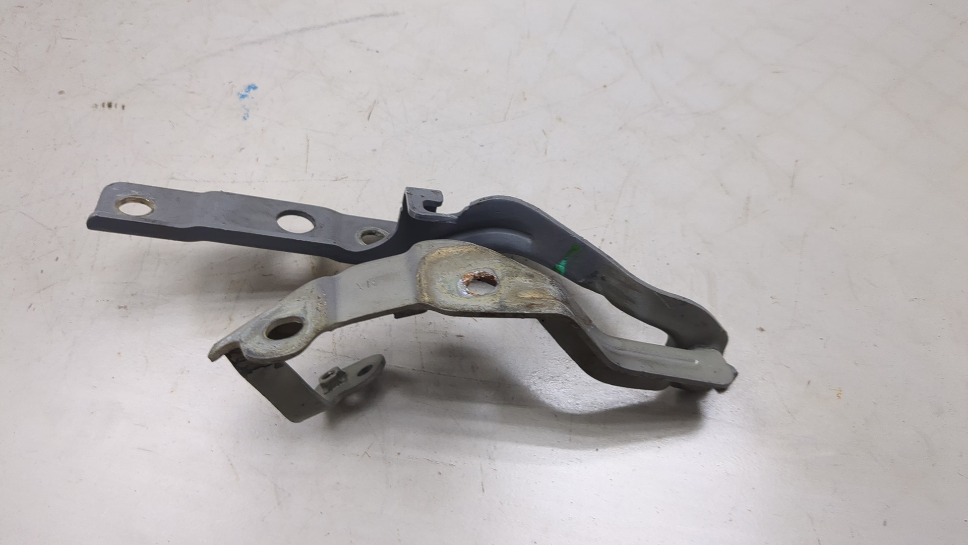 Петля капота правая